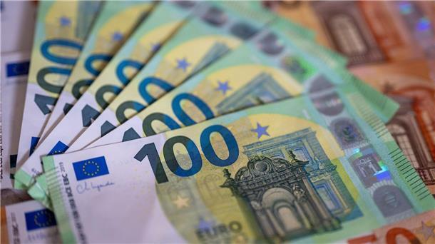 Wer erhält Urlaubsgeld? Ob Beschäftigte Urlaubsgeld erhalten oder nicht, hängt von mehreren Faktoren ab.