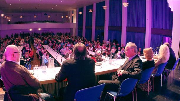 Alles Gute: KZW-Redaktionsleiter Christoph Heilscher geht in den Ruhestand Ob Bundeskanzler-Besuch, KZW-Podiumsdiskussion zur Bürgermeisterwahl (Foto) oder Fonsstock - Christoph Heilscher war überall vor Ort.