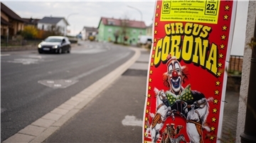 Ein Plakat weist auf die Auftritte des Circus Corona hin. Im oberfränkischen Oberhaid kann der neu gegründete Circus Corona aufgrund der derzeitigen Coronavirus-Lage seine Auftritte nicht aufführen. (zu dpa: "Was für ein Zirkus!") +++ dpa-Bildfunk +++