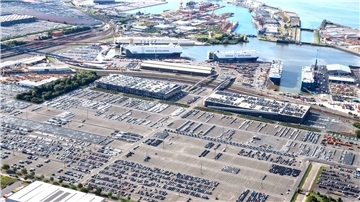 Autos auf Stellflächen im Hafen. 