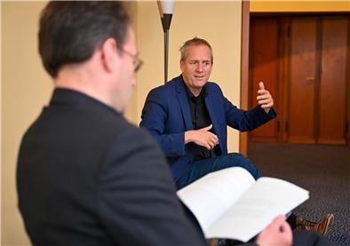 Ob das Stadttheater noch in dieser Spielzeit wieder öffnen kann, wissen Ulrich Mokrusch (hinten) und Marc Niemann nicht. Aber für die Saison 2020/21 geben sie sich optimistisch.