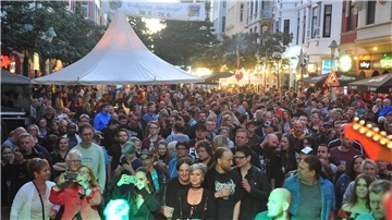 Ob es auch dieses Mal wieder so voll wird beim Straßenfest der „Alten Bürger“? Elf Bands spielen Freitag und Sonnabend.