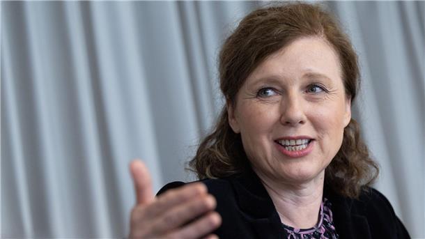 Bystron-Affäre: Jourova vermutet „Spitze des Eisbergs“ „Ob es sich um Korruption handelt, müssen selbstverständlich die Ermittler und Richter entscheiden“, sagt die Vizepräsidentin der Europäischen Kommission, Vera Jourova, zur russischen Einflussoperation.