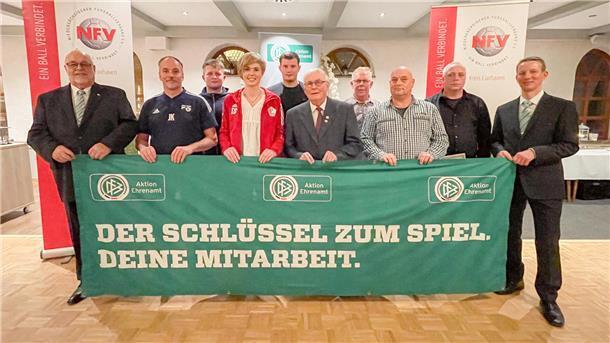 Auszeichnung vom NFV für ehrenamtliche Vereinsmitarbeiter und Schiedsrichter Ehrenamt Kreis Cuxhaven