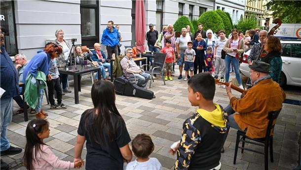 Ob Hausecke, Vorgarten oder Balkon, die Goethestraße nimmt mit auf eine musikali...