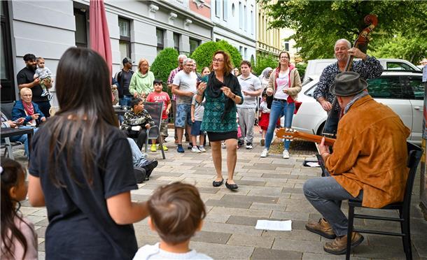 Ob Hausecke, Vorgarten oder Balkon, die Goethestraße nimmt mit auf eine musikali...