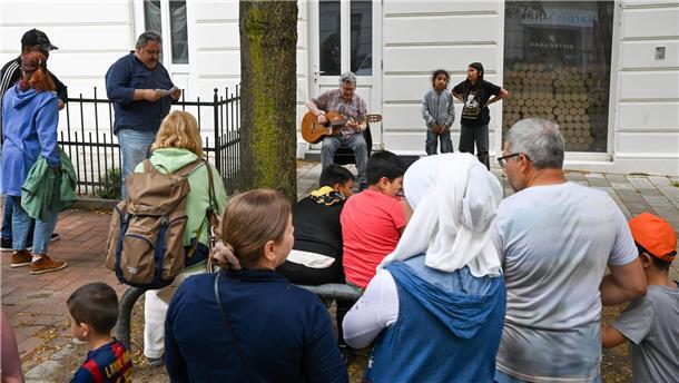 Ob Hausecke, Vorgarten oder Balkon, die Goethestraße nimmt mit auf eine musikali...