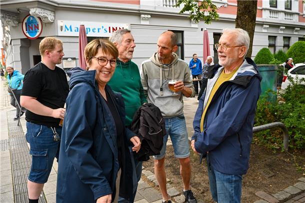 Ob Hausecke, Vorgarten oder Balkon, die Goethestraße nimmt mit auf eine musikali...