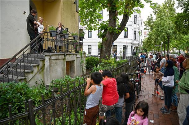 Ob Hausecke, Vorgarten oder Balkon, die Goethestraße nimmt mit auf eine musikali...