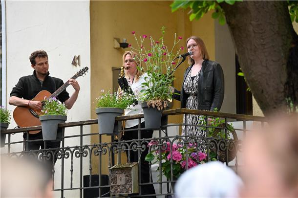 Ob Hausecke, Vorgarten oder Balkon, die Goethestraße nimmt mit auf eine musikali...