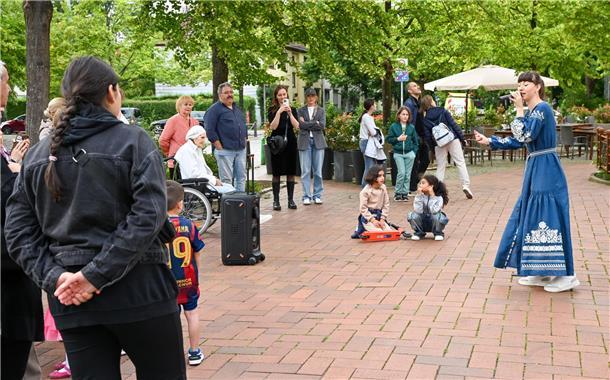 Ob Hausecke, Vorgarten oder Balkon, die Goethestraße nimmt mit auf eine musikali...