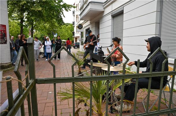 Ob Hausecke, Vorgarten oder Balkon, die Goethestraße nimmt mit auf eine musikali...