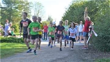 Ob Kinderlauf, Cuxland-Cup oder Wandern, beim Volkslauf in Bad Bederkesa fand jeder ein passendes Angebot. Der Nachwuchs ging am frühen Morgen auf die 1,1-Kilometer-Strecke.