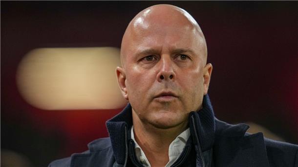 Ob Liverpool-Coach Arne Slot am Sonntag gegen Wolverhampton auf der Bank sitzen darf, ist weiter offen.