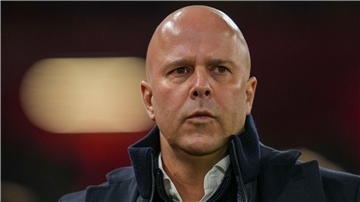 Ob Liverpool-Coach Arne Slot am Sonntag gegen Wolverhampton auf der Bank sitzen darf, ist weiter offen.