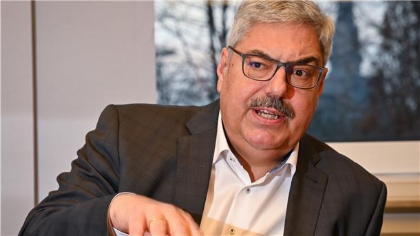 OB Melf Grantz hat am Freitag angedroht, die Impfung von Pflegekräften, die in Bremerhaven arbeiten, aber im Landkreis Cuxhaven wohnen, zurückzustellen, wenn Niedersachsen die Impfdosen nicht ausgleicht. Dabei ist das schon längst geklärt.