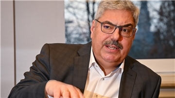 OB Melf Grantz hat am Freitag angedroht, die Impfung von Pflegekräften, die in Bremerhaven arbeiten, aber im Landkreis Cuxhaven wohnen, zurückzustellen, wenn Niedersachsen die Impfdosen nicht ausgleicht. Dabei ist das schon längst geklärt.