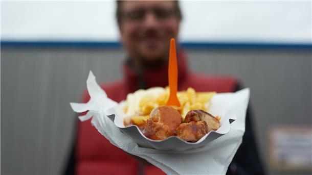 Umzug ins Ruhrgebiet: Das kommt wirklich auf einen zu Currywurst mit Pommes