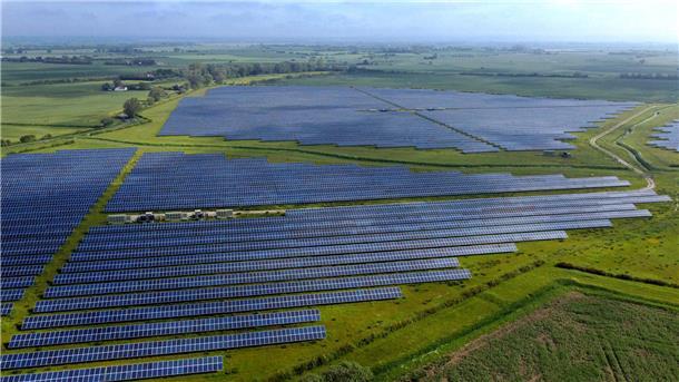 Ein Blick auf die Romney Marsh Solar Farm in Kent, die mit rund 73.000 Solarmodulen ausgestattet ist