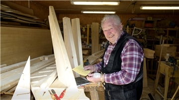 Ob viertel- oder halbgewendelt: Wie die Drehungen der Wendeltreppe berechnet und wie die Treppe von Hand gebaut werden muss, ist Wilhelm Brickwedels profilierte Handwerkskunst. Die vermittelt der 89-Jährige, der seit dem 14. Lebensjahr Zimmermann ist, bis heute an junge Lehrlinge seiner Zunft weiter, hält immer noch Kurse als Ausbilder der Kreishandwerkerschaft. Foto: Ralf Masorat