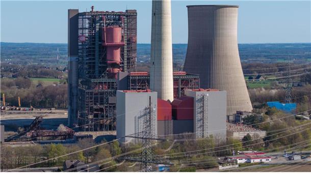 Weg mit dem Kohlekraftwerk Oben ist das ehemalige Kohlekraftwerk in Ibbenbüren zu sehen, unten ist es bereits gesprengt worden.