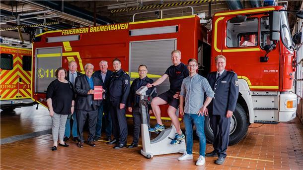 Fitnesskarte für die Freiwillige Feuerwehr in Bremerhaven Oberbürgermeister Melf Grantz (Dritter von links) übergibt die „Fitnesskarte“ an Mitglieder der Freiwilligen Feuerwehr. Mit dabei sind (von links) vom Ausschuss für Öffentliche Sicherheit Martina Kirschstein-Klingner, Thorsten Raschen und Bernd Freemann sowie als Vertreter der Freiwilligen Feuerwehr Christian Kück, Daniel Solinski und Mark Petrusch, der Geschäftsführer Werksarztzentrum Fischereihafen GmbH, David Aswald, und der stellvertretende Amtsleiter der Feuerwehr Bremerhaven, Olaf Jongeling.