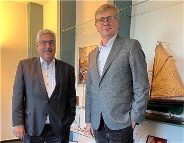Oberbürgermeister Melf Grantz begrüßt Dr. Hendrik Heerma in seinem Büro