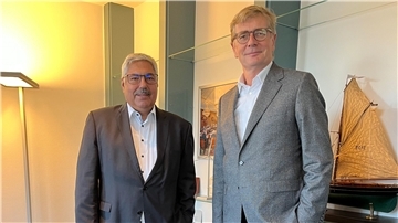 Oberbürgermeister Melf Grantz (links) begrüßte den Interimsgeschäftsführer der Erlebnis Bremerhaven, Dr. Hendrik Heerma, am Mittwoch in seinem Büro.