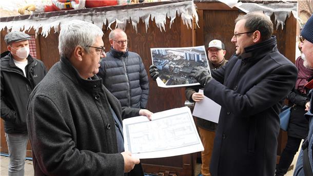 Oberbürgermeister Melf Grantz (links) und SPD-Chef Martin Günthner zeigten beim Start Luftfotos, auf denen die Größe des Gebäudekomplexes gut zu sehen war. Foto Scheer