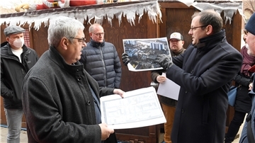 Oberbürgermeister Melf Grantz (links) und SPD-Chef Martin Günthner zeigten beim Start Luftfotos, auf denen die Größe des Gebäudekomplexes gut zu sehen war. Foto Scheer