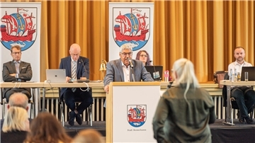Oberbürgermeister Melf Grantz (SPD) äußert sich am Rednerpult der Stadtverordnetenversammlung.