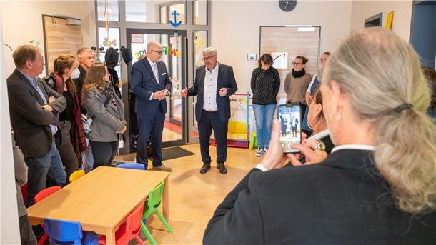 Oberbürgermeister Melf Grantz und Staatsrat Kai Stührenberg (links) bei der Eröffnung der neuen Jobcenter-Kita „Happy Kids“.