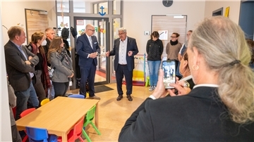Oberbürgermeister Melf Grantz und Staatsrat Kai Stührenberg (links) bei der Eröffnung der neuen Jobcenter-Kita „Happy Kids“.