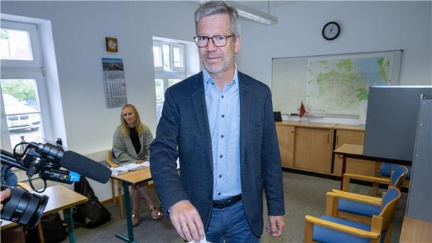 Greifswald: Keine Stadt-Flächen für Flüchtlingscontainer Oberbürgermeister Stefan Fassbinder stimmt beim Bürgerentscheid über die Containerunterkünfte in Greifswald ab.