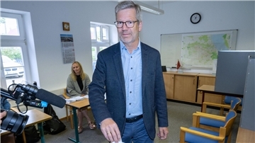 Oberbürgermeister Stefan Fassbinder stimmt beim Bürgerentscheid über die Containerunterkünfte in Greifswald ab.
