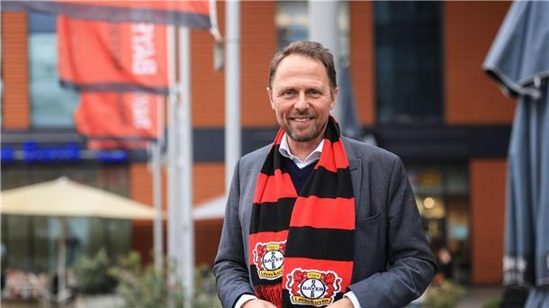 Die Stadt, die zum deutschen Meister gehört: Leverkusen Oberbürgermeister Uwe Richrath mit Bayer-Fanschal.