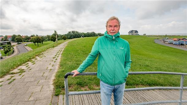 Wie ein grüner Schutzwall den Meeresspiegelanstieg bremsen soll Oberdeichgräfe Günter Veldmann in Wremen