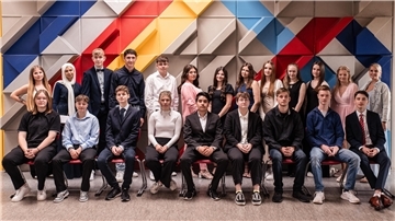 Oberschule Langen, Kl. R10a: Stehreihe (v.l.n.r.): Gudrun Schnieder, Miryam Jabe...