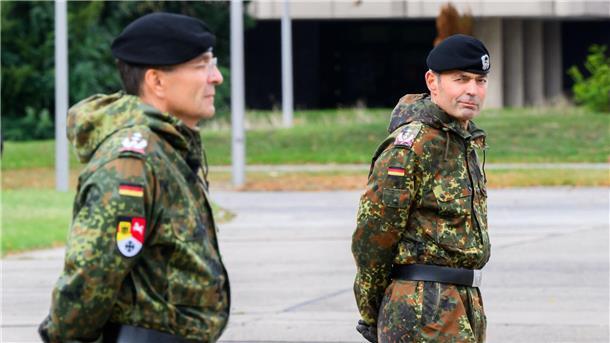 Oberst Frank Wachter (r) ist neuer Kommandeur des Landeskommandos der Bundeswehr in Niedersachsen. 
