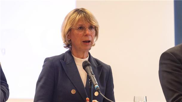 Oberstaatsanwältin Iris Janke informiert über Einzelheiten nach den tödlichen Schüssen auf einen Schüler in Offenburg.