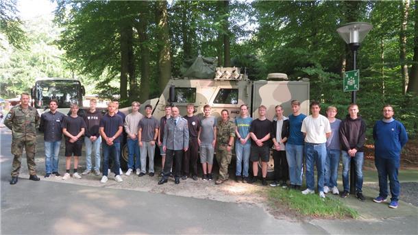 63. Ausbildungsjahrgang in Hesedorf willkommen geheißen Oberstleutnant Stephan Brune begrüßt den neuen Ausbildungsjahrgang im Materialwirtschaftszentrum Einsatz der Bundeswehr.