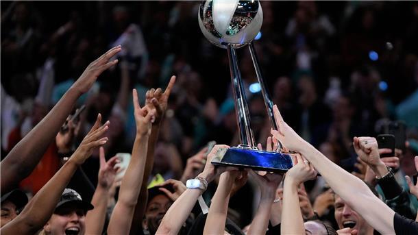Auf dem Basketball-Olymp: Fiebich und Sabally feiern Titel Objekt der Begierde: Der Meisterpokal der WNBA.