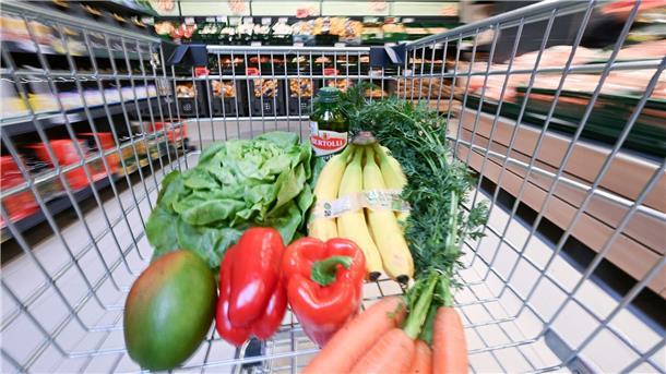 Listen, Rad fahren, Regal-Check: Schlau einkaufen Obst und Gemüse liegen in einem Einkaufswagen. Eine Einkaufsliste kann helfen, nur das einzupacken, was man wirklich braucht.