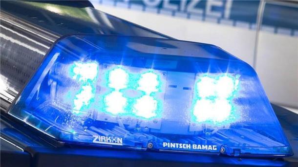 Obwohl der Geschädigte Licht- und Hupsignale gab, setzte der unbekannte Lkw-Fahrer seine Fahrt fort.