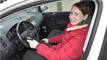 Eine Frau sitzt in einem Auto.