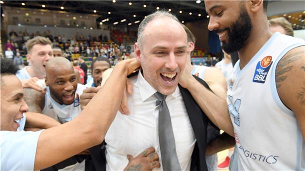 Obwohl Michael Mai einige Siege mit den Eisbären holen konnte, reichte es am Ende nicht für den Klassenerhalt. Als Trainer und sportlicher Leiter soll der 44-Jährige den Neuanfang in der ProA in seine Hände nehmen.
