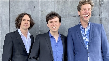 Ocean‘s 3 - Frank Fiedler (Gesang), Dominik Kroll (Piano), Mario Emde (Kontrabass) - begeistern mit Songs von Elivs und Frank Sinatra.