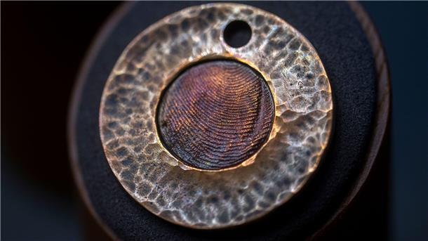 Öfter nachgefragt werden Schmuckstücke mit dem Fingerabdruck des Verstorbenen. (Archivbild)