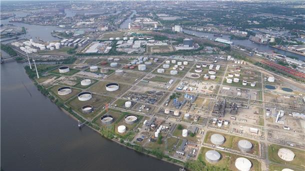 Warum Exxon und Co. im Geld schwimmen Öltanks der Shell-Raffinerie im Hafen von Hamburg.