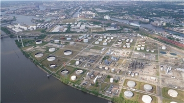 Öltanks der Shell-Raffinerie im Hafen von Hamburg.